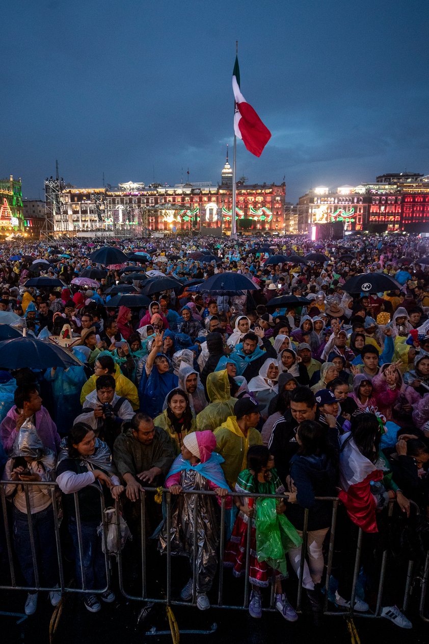 López Obrador conmemora el Grito de Independencia ante un Zócalo lleno