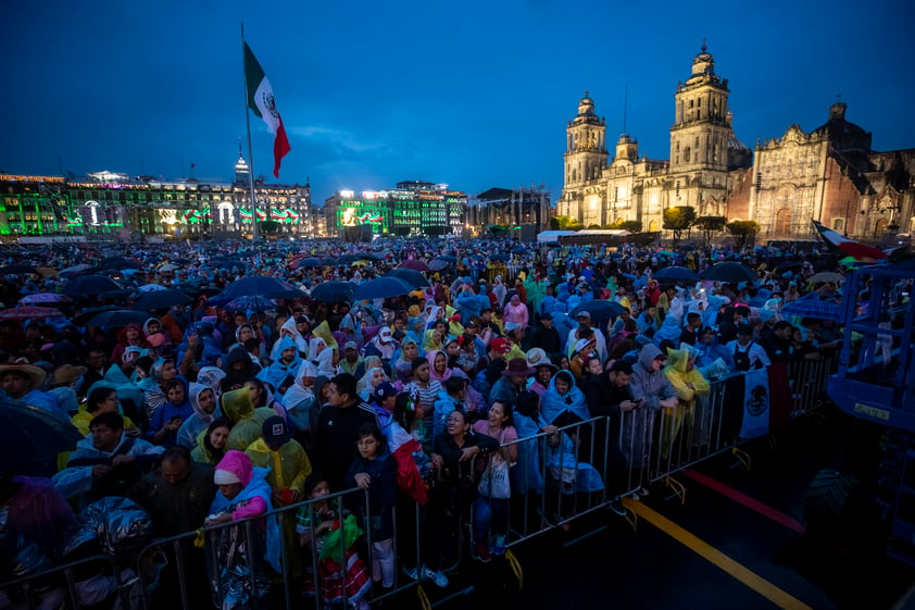 López Obrador conmemora el Grito de Independencia ante un Zócalo lleno