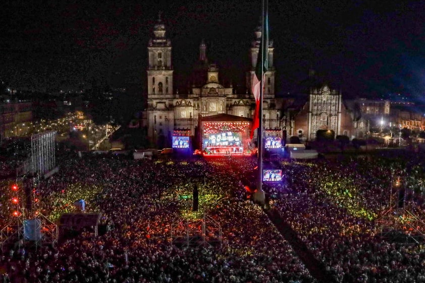 López Obrador conmemora el Grito de Independencia ante un Zócalo lleno