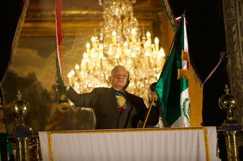 López Obrador conmemora el Grito de Independencia ante un Zócalo lleno