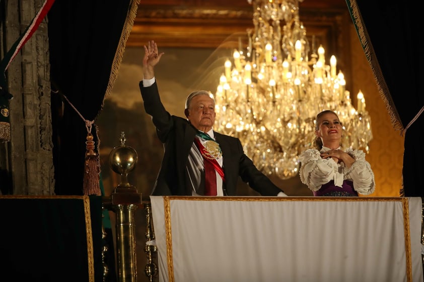 López Obrador conmemora el Grito de Independencia ante un Zócalo lleno