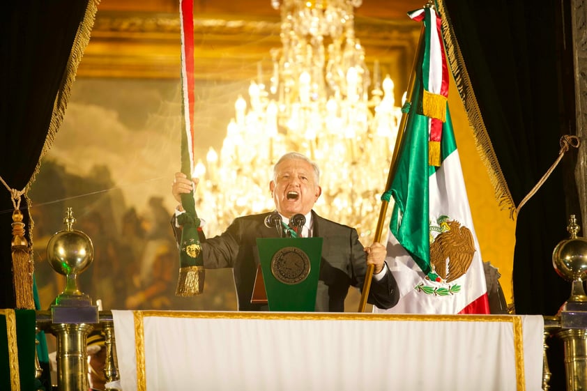 López Obrador conmemora el Grito de Independencia ante un Zócalo lleno