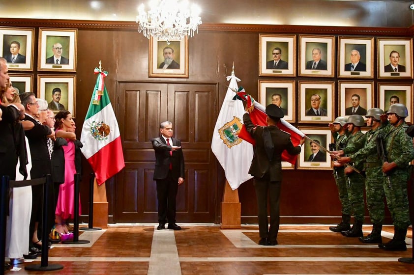 El gobernador Miguel Ángel Riquelme Solís encabezó la ceremonia para conmemorar el 213 aniversario del inicio de la Independencia de México, la que fue la sexta y última de su Administración al frente del estado de Coahuila.