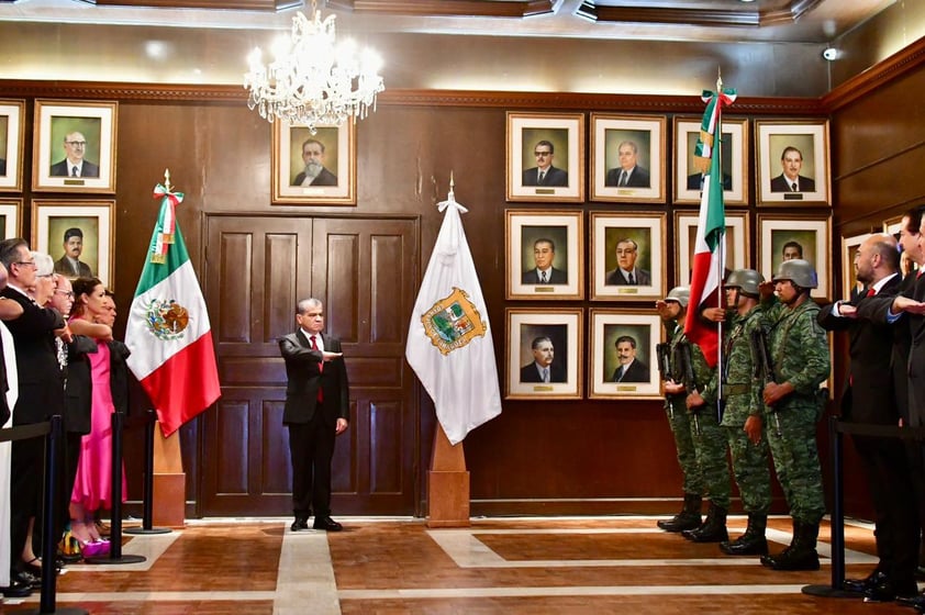 El gobernador Miguel Ángel Riquelme Solís encabezó la ceremonia para conmemorar el 213 aniversario del inicio de la Independencia de México, la que fue la sexta y última de su Administración al frente del estado de Coahuila.