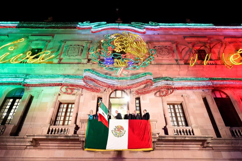 El gobernador Miguel Ángel Riquelme Solís encabezó la ceremonia para conmemorar el 213 aniversario del inicio de la Independencia de México, la que fue la sexta y última de su Administración al frente del estado de Coahuila.