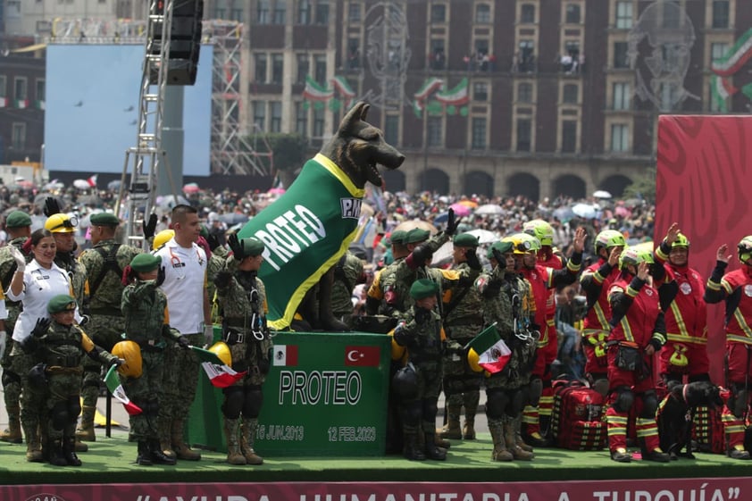 Más de 14 mil soldados desfilaron este sábado por el centro de la Ciudad de México, en conmemoración del aniversario del inicio de la lucha por la Independencia de México.