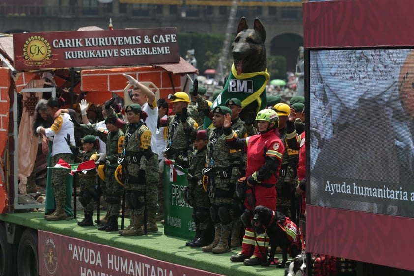 Más de 14 mil soldados desfilaron este sábado por el centro de la Ciudad de México, en conmemoración del aniversario del inicio de la lucha por la Independencia de México.