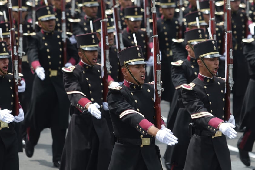 Más de 14 mil soldados desfilaron este sábado por el centro de la Ciudad de México, en conmemoración del aniversario del inicio de la lucha por la Independencia de México.