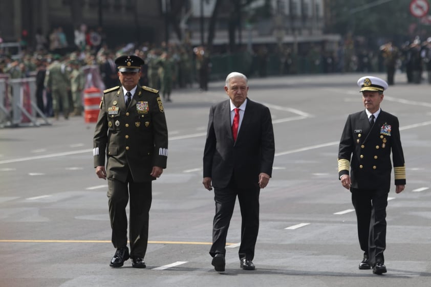 Más de 14 mil soldados desfilaron este sábado por el centro de la Ciudad de México, en conmemoración del aniversario del inicio de la lucha por la Independencia de México.