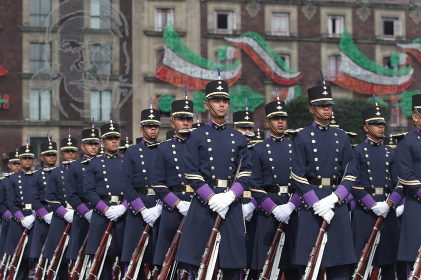 Más de 14 mil soldados desfilaron este sábado por el centro de la Ciudad de México, en conmemoración del aniversario del inicio de la lucha por la Independencia de México.