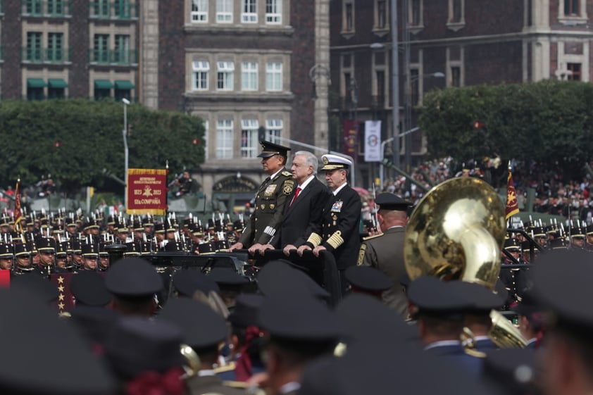 Más de 14 mil soldados desfilaron este sábado por el centro de la Ciudad de México, en conmemoración del aniversario del inicio de la lucha por la Independencia de México.