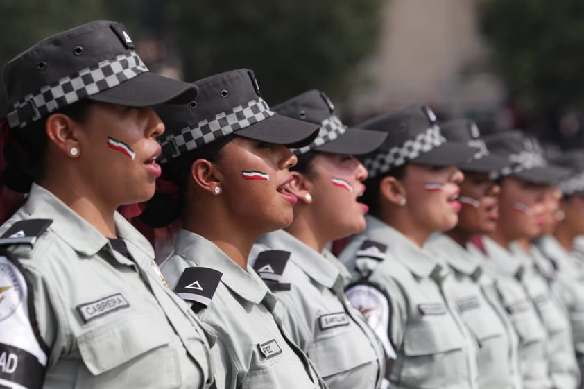 Más de 14 mil soldados desfilaron este sábado por el centro de la Ciudad de México, en conmemoración del aniversario del inicio de la lucha por la Independencia de México.