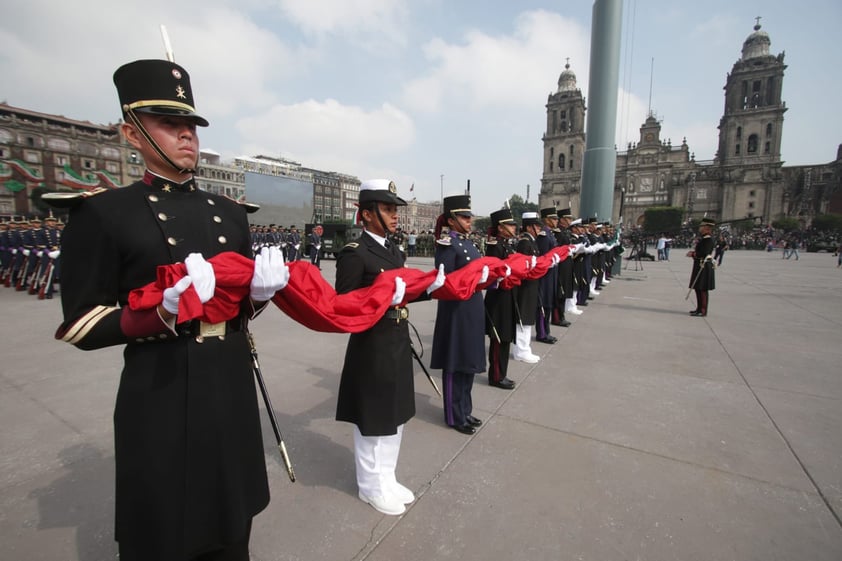 Más de 14 mil soldados desfilaron este sábado por el centro de la Ciudad de México, en conmemoración del aniversario del inicio de la lucha por la Independencia de México.