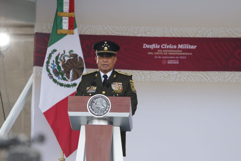 Más de 14 mil soldados desfilaron este sábado por el centro de la Ciudad de México, en conmemoración del aniversario del inicio de la lucha por la Independencia de México.