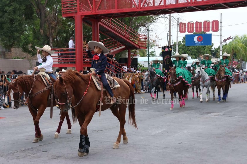 Más de dos mil personas, desde niños hasta adultos mayores, participaron en el tradicional desfile por el 213 aniversario de la Independencia de México en Gómez Palacio y algunos de ellos hicieron gala de sus habilidades en diversas ramas.