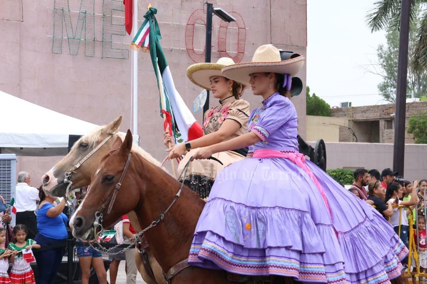 Más de dos mil personas, desde niños hasta adultos mayores, participaron en el tradicional desfile por el 213 aniversario de la Independencia de México en Gómez Palacio y algunos de ellos hicieron gala de sus habilidades en diversas ramas.