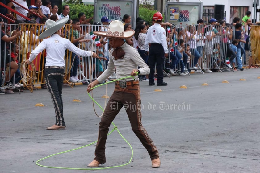 Más de dos mil personas, desde niños hasta adultos mayores, participaron en el tradicional desfile por el 213 aniversario de la Independencia de México en Gómez Palacio y algunos de ellos hicieron gala de sus habilidades en diversas ramas.