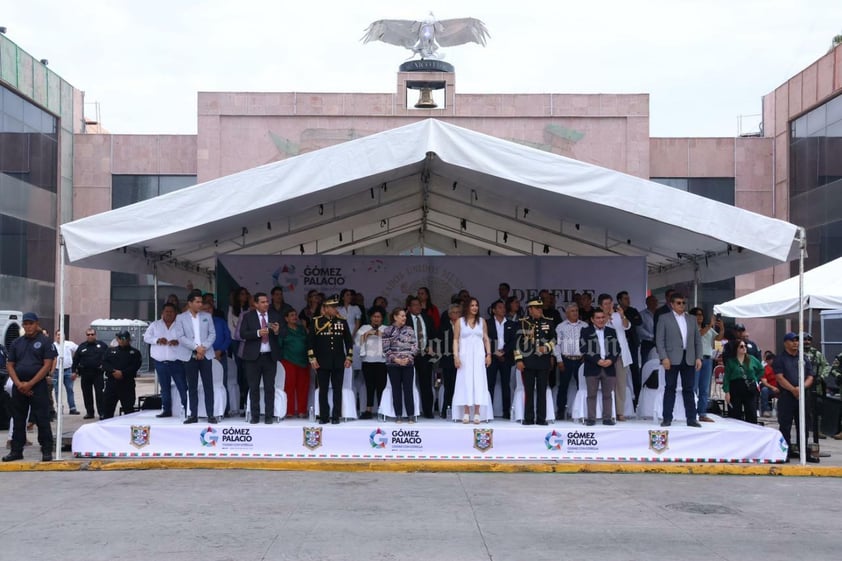 Más de dos mil personas, desde niños hasta adultos mayores, participaron en el tradicional desfile por el 213 aniversario de la Independencia de México en Gómez Palacio y algunos de ellos hicieron gala de sus habilidades en diversas ramas.