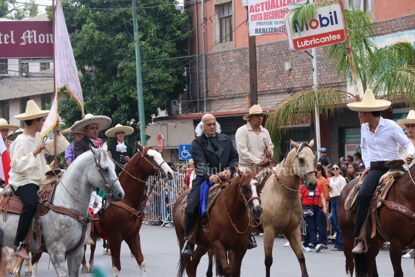 Más de dos mil personas, desde niños hasta adultos mayores, participaron en el tradicional desfile por el 213 aniversario de la Independencia de México en Gómez Palacio y algunos de ellos hicieron gala de sus habilidades en diversas ramas.