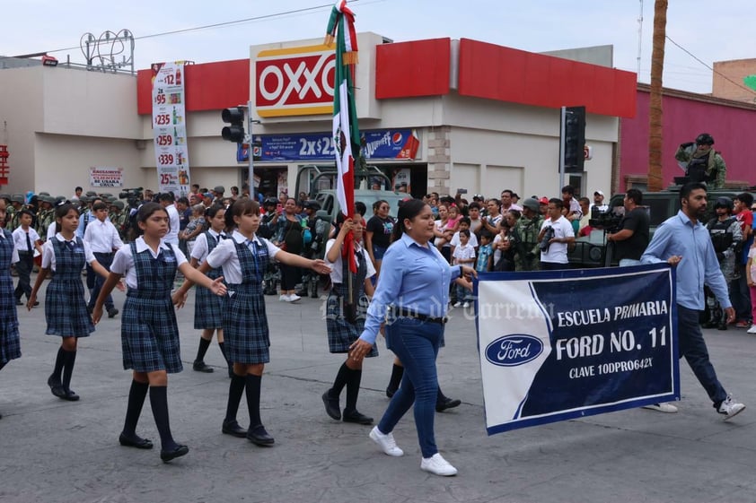 Más de dos mil personas, desde niños hasta adultos mayores, participaron en el tradicional desfile por el 213 aniversario de la Independencia de México en Gómez Palacio y algunos de ellos hicieron gala de sus habilidades en diversas ramas.