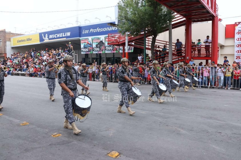 Más de dos mil personas, desde niños hasta adultos mayores, participaron en el tradicional desfile por el 213 aniversario de la Independencia de México en Gómez Palacio y algunos de ellos hicieron gala de sus habilidades en diversas ramas.