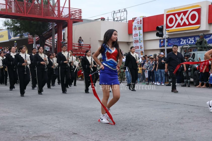 Más de dos mil personas, desde niños hasta adultos mayores, participaron en el tradicional desfile por el 213 aniversario de la Independencia de México en Gómez Palacio y algunos de ellos hicieron gala de sus habilidades en diversas ramas.