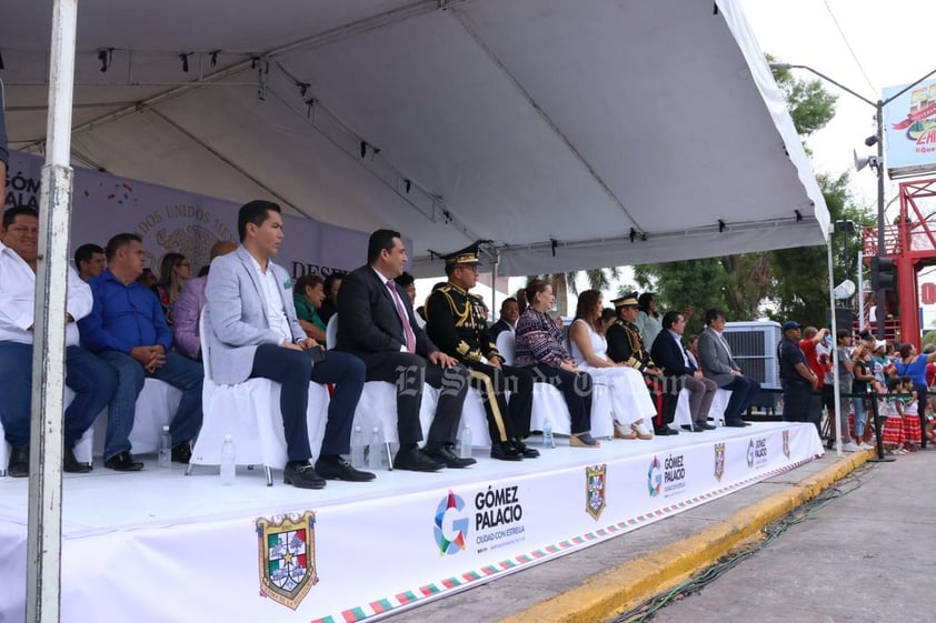 Más de dos mil personas, desde niños hasta adultos mayores, participaron en el tradicional desfile por el 213 aniversario de la Independencia de México en Gómez Palacio y algunos de ellos hicieron gala de sus habilidades en diversas ramas.