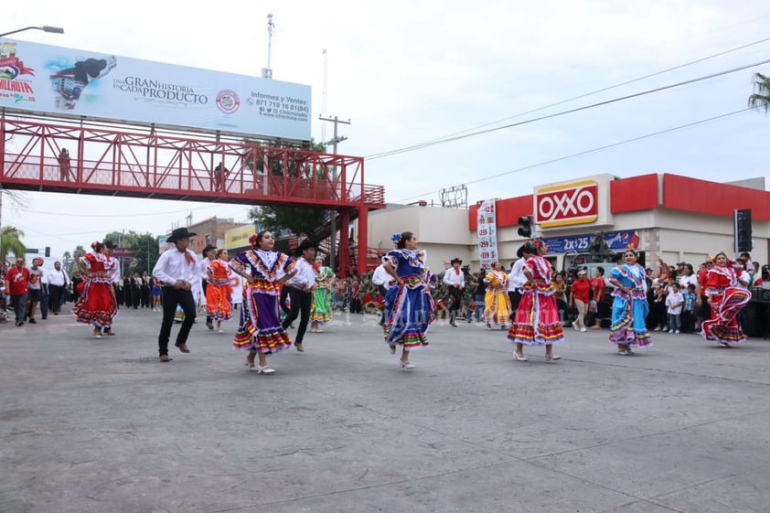 Más de dos mil personas, desde niños hasta adultos mayores, participaron en el tradicional desfile por el 213 aniversario de la Independencia de México en Gómez Palacio y algunos de ellos hicieron gala de sus habilidades en diversas ramas.