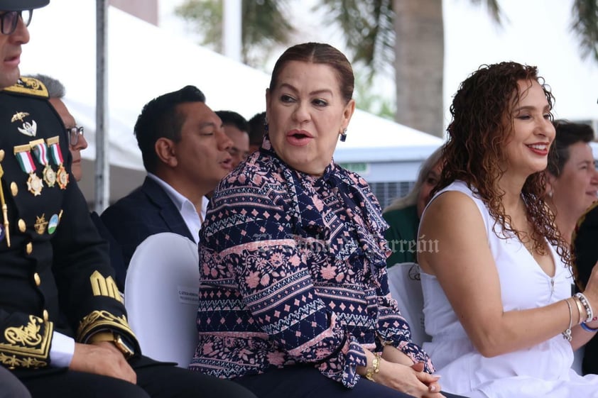 Más de dos mil personas, desde niños hasta adultos mayores, participaron en el tradicional desfile por el 213 aniversario de la Independencia de México en Gómez Palacio y algunos de ellos hicieron gala de sus habilidades en diversas ramas.