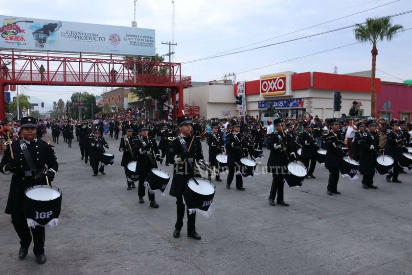 Más de dos mil personas, desde niños hasta adultos mayores, participaron en el tradicional desfile por el 213 aniversario de la Independencia de México en Gómez Palacio y algunos de ellos hicieron gala de sus habilidades en diversas ramas.