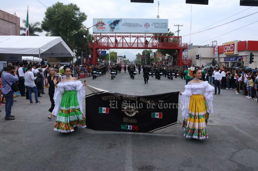 Más de dos mil personas, desde niños hasta adultos mayores, participaron en el tradicional desfile por el 213 aniversario de la Independencia de México en Gómez Palacio y algunos de ellos hicieron gala de sus habilidades en diversas ramas.