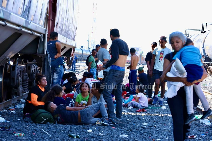 Familias migrantes quedaron varadas por la suspensión temporal de trenes de carga.