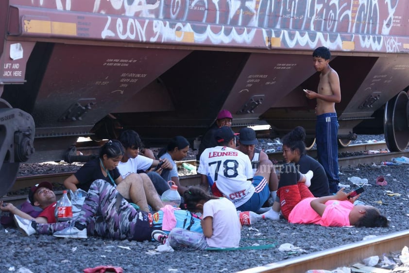 Familias migrantes quedaron varadas por la suspensión temporal de trenes de carga.