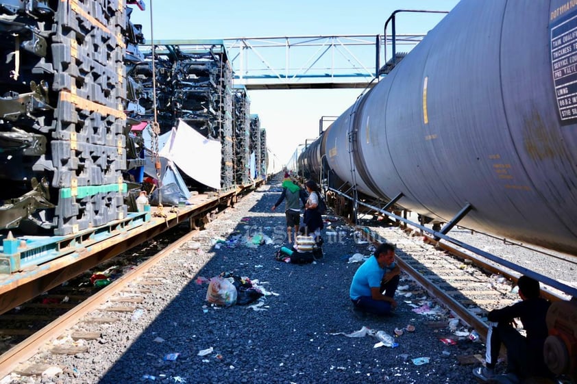 Familias migrantes quedaron varadas por la suspensión temporal de trenes de carga.