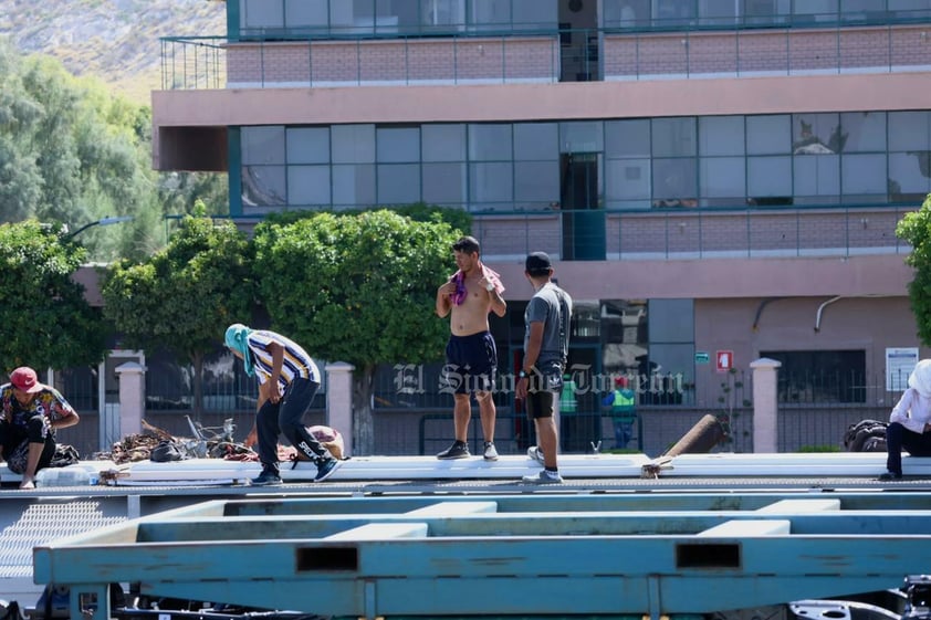 Familias migrantes quedaron varadas por la suspensión temporal de trenes de carga.