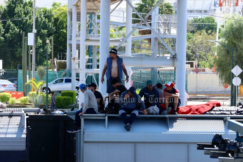 Familias migrantes quedaron varadas por la suspensión temporal de trenes de carga.