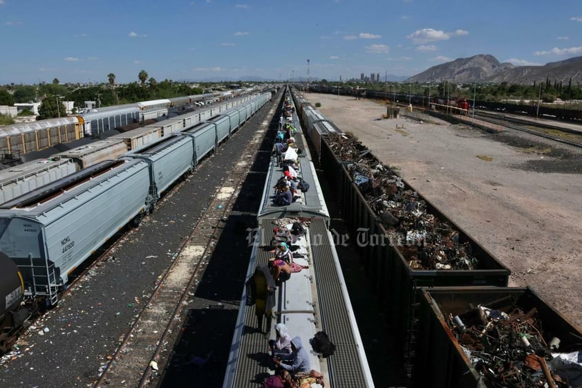 Familias migrantes quedaron varadas por la suspensión temporal de trenes de carga.