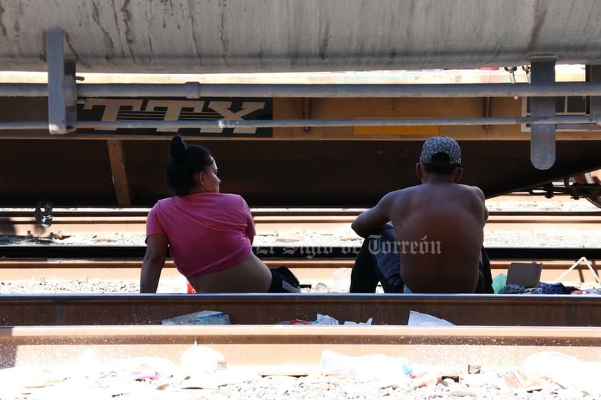 Familias migrantes quedaron varadas por la suspensión temporal de trenes de carga.