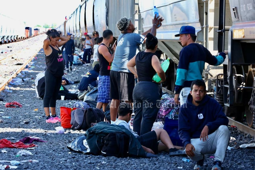 Familias migrantes quedaron varadas por la suspensión temporal de trenes de carga.