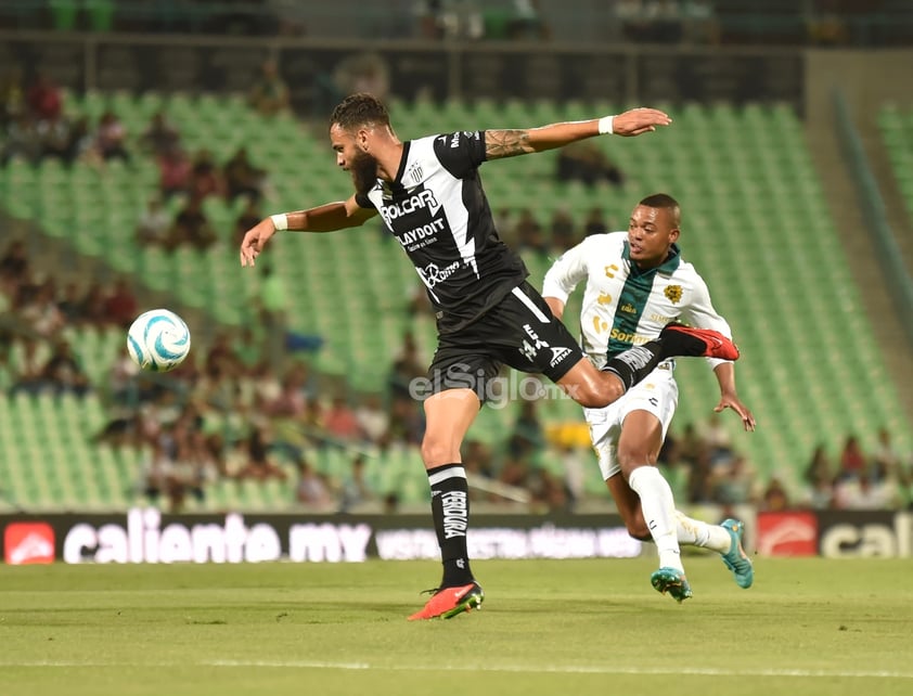 Necaxa golea al Santos Laguna en el Corona y obtiene su primer triunfo del torneo