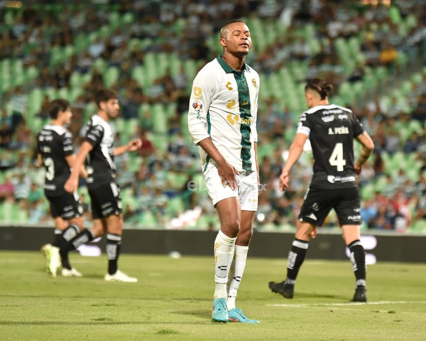 Necaxa golea al Santos Laguna en el Corona y obtiene su primer triunfo del torneo