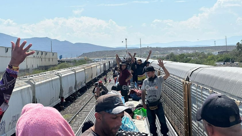 Nueva ola de migrantes llega por tren a Frontera