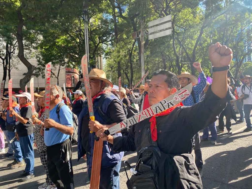 Miles marchan en CDMX en el 9 aniversario de la desaparición de los 43 de Ayotzinapa