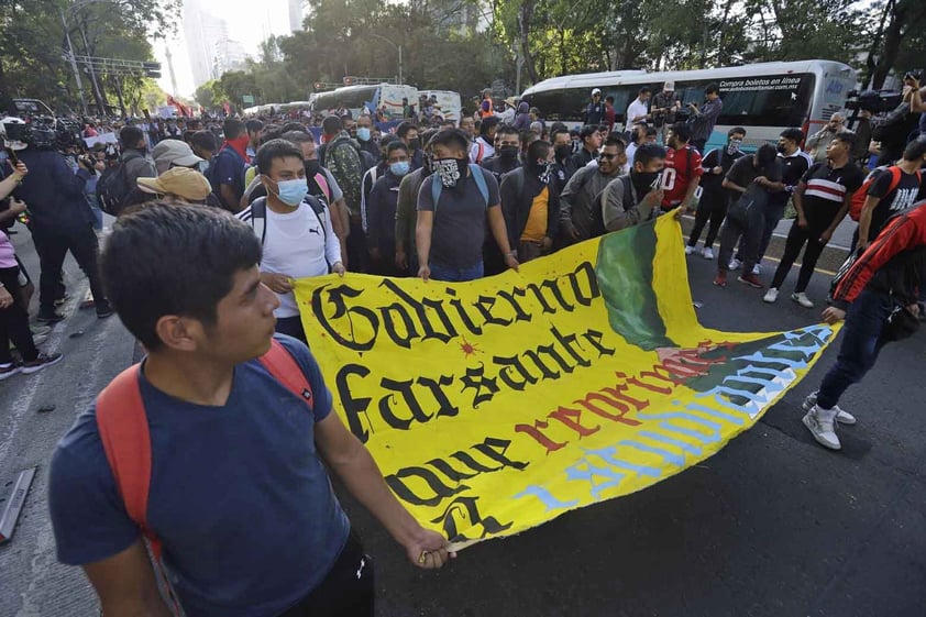 Miles marchan en CDMX en el 9 aniversario de la desaparición de los 43 de Ayotzinapa