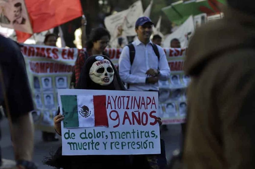 Miles marchan en CDMX en el 9 aniversario de la desaparición de los 43 de Ayotzinapa