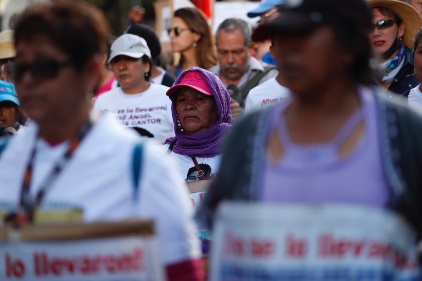 Miles marchan en CDMX en el 9 aniversario de la desaparición de los 43 de Ayotzinapa