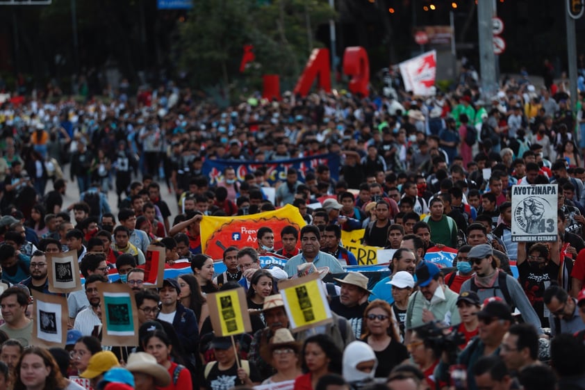 Miles marchan en CDMX en el 9 aniversario de la desaparición de los 43 de Ayotzinapa