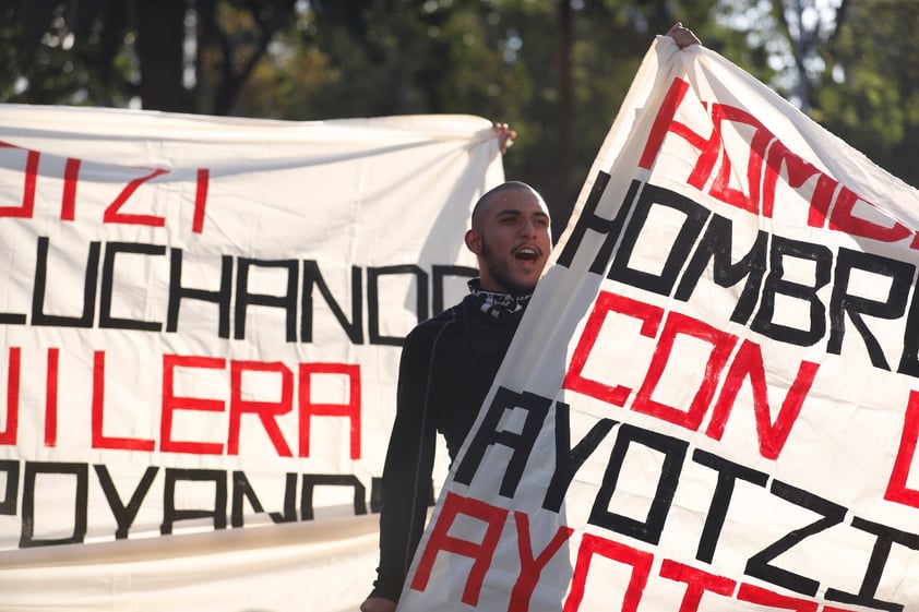 Miles marchan en CDMX en el 9 aniversario de la desaparición de los 43 de Ayotzinapa