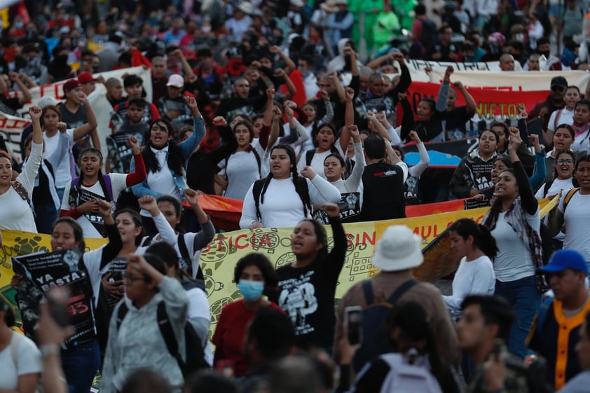 Miles marchan en CDMX en el 9 aniversario de la desaparición de los 43 de Ayotzinapa