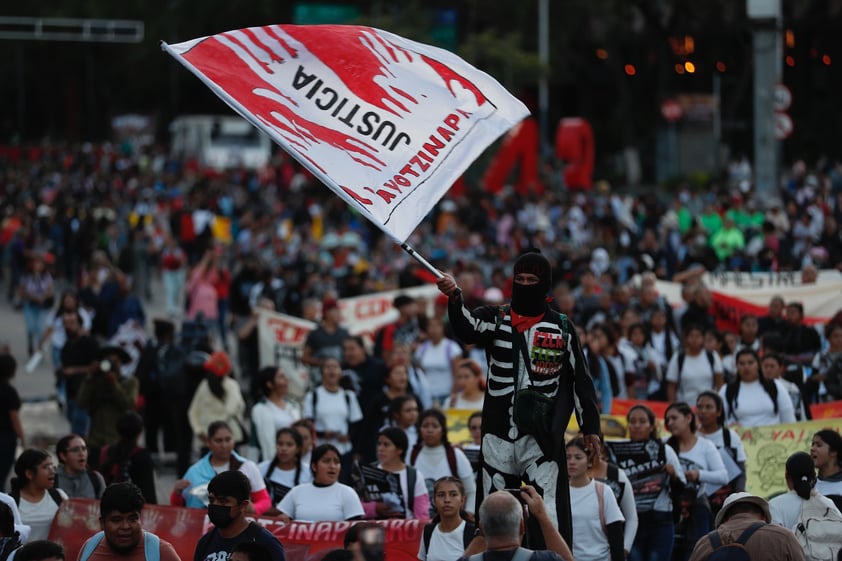 Miles marchan en CDMX en el 9 aniversario de la desaparición de los 43 de Ayotzinapa